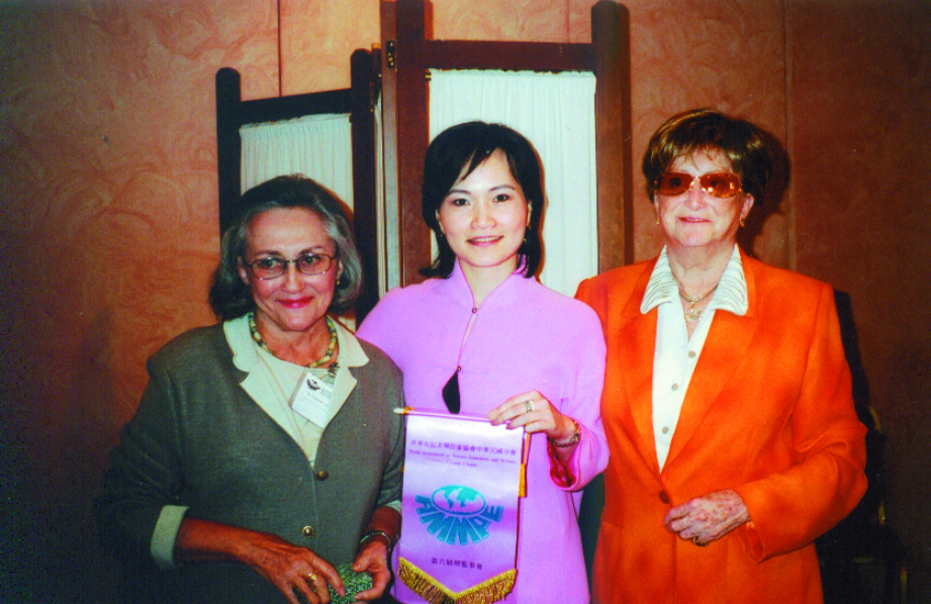 理事長的話06-2 2004 年 10 月在西班牙薩拉曼卡， 沈春華被推選為第 17 屆「世界 女記者與作家協會」（AMMPE）總會長，從創會會長卡德隆女士 （Gloria Salas de Calderon，右一）手中接過象徵傳承的紀念幣.jpg
